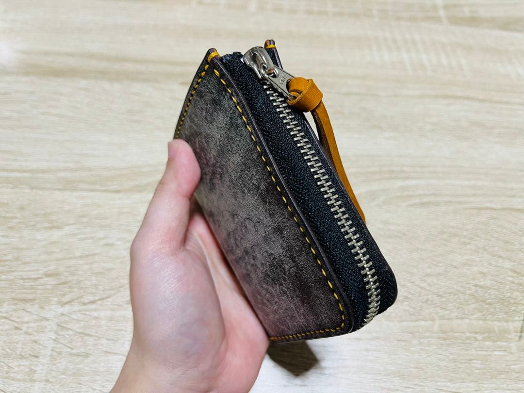 パッと見白いダークブラウン×オルモ（山吹色）のL字ファスナーウォレット