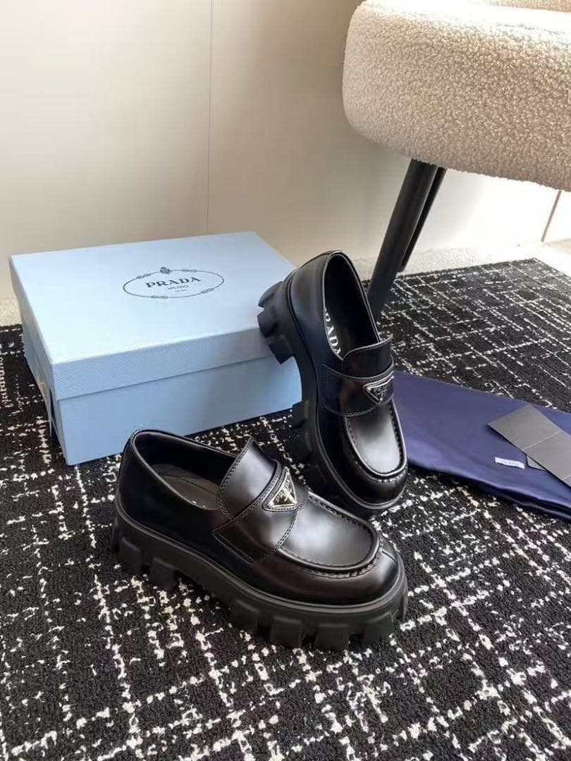 美品プラダ ブラック 厚底ローファー 38サイズ
