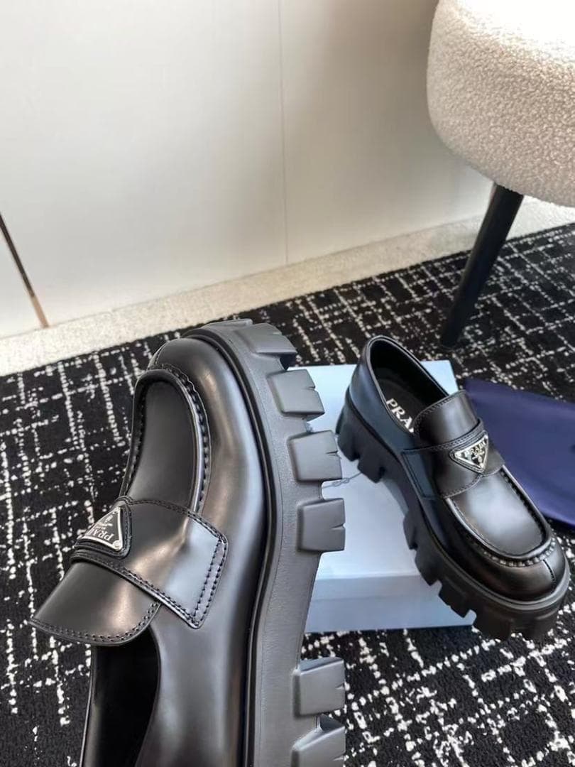 美品プラダ ブラック 厚底ローファー 38サイズ