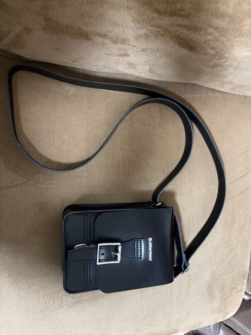 ［ほぼ未使用品］Dr. Martens ブラックショルダーバッグ