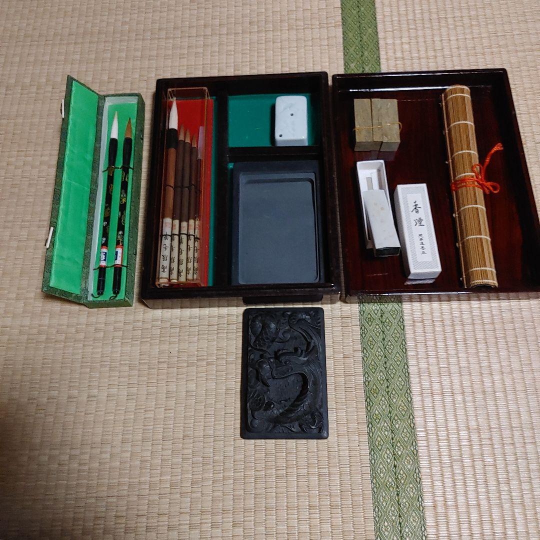 筆墨函(筆５本・硯・墨・水差し・印石・文鎮など)と9本筆