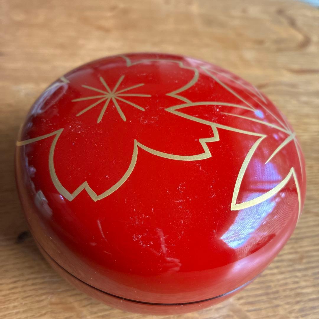 赤い桜と紅葉柄・漆器のボンボン入れ