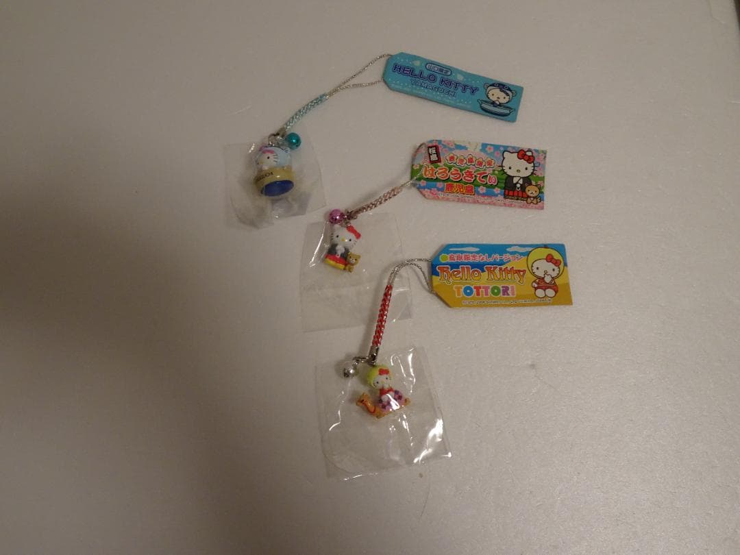 新品、未使用。ご当地限定ハローキティ根付けストラップ16個+中古2個　de-18