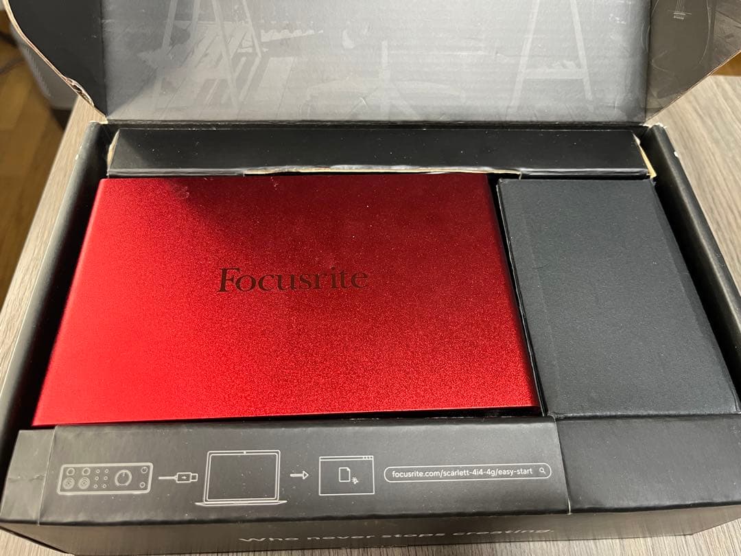 Focusrite Scarlett 4i4オーディオインターフェイス