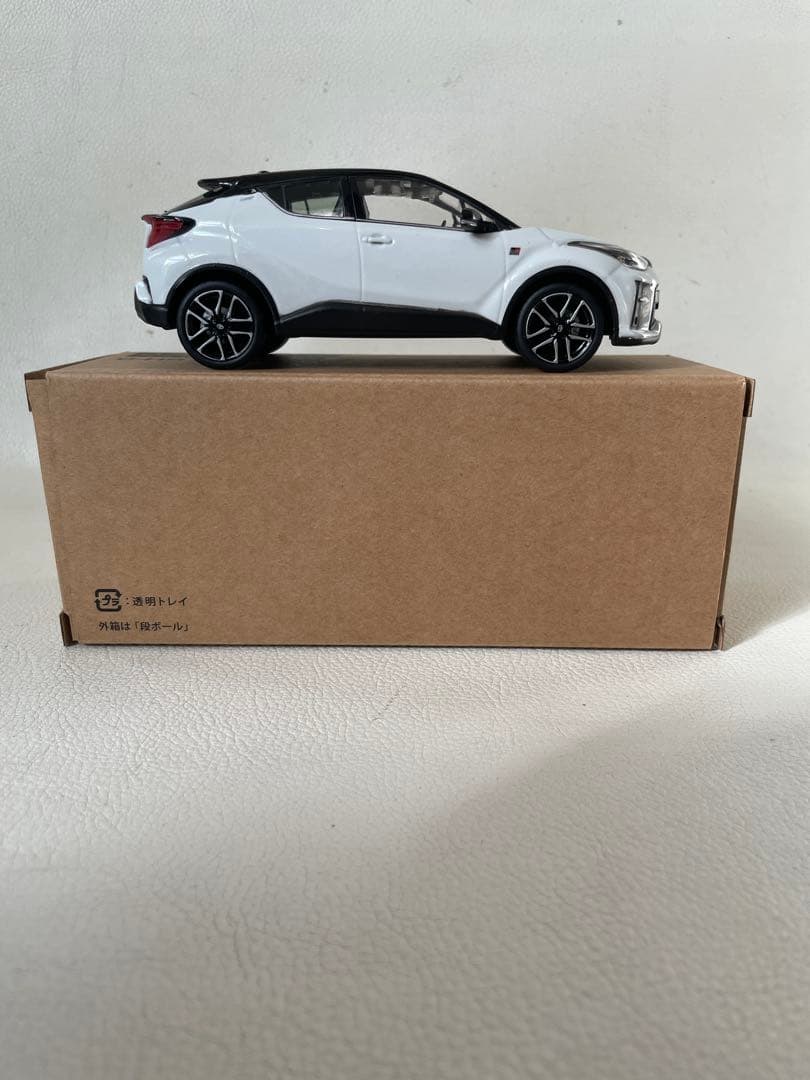 トヨタ C-HR GRスポーツ ⑦ 2NA 黒×ホワイトパールクリスタルシャイン