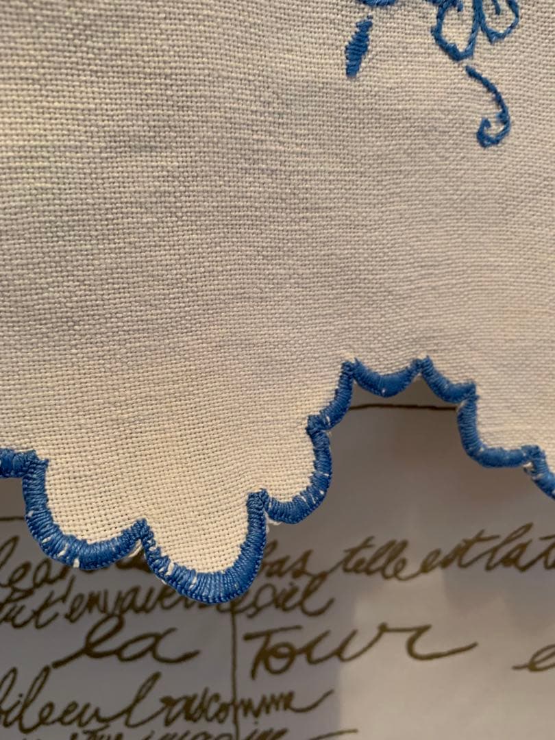 フランスアンティーク　可愛い燕2羽とガーランドがブルーの糸で刺繍された素敵な布！