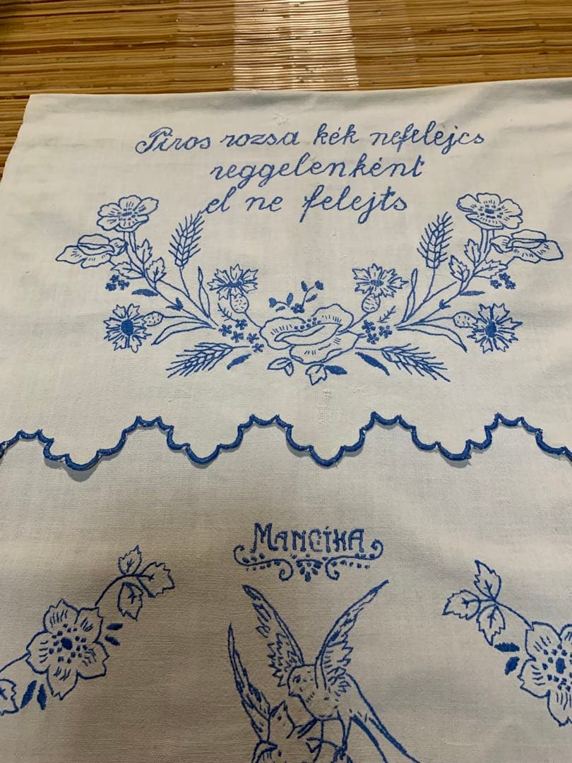 フランスアンティーク　可愛い燕2羽とガーランドがブルーの糸で刺繍された素敵な布！