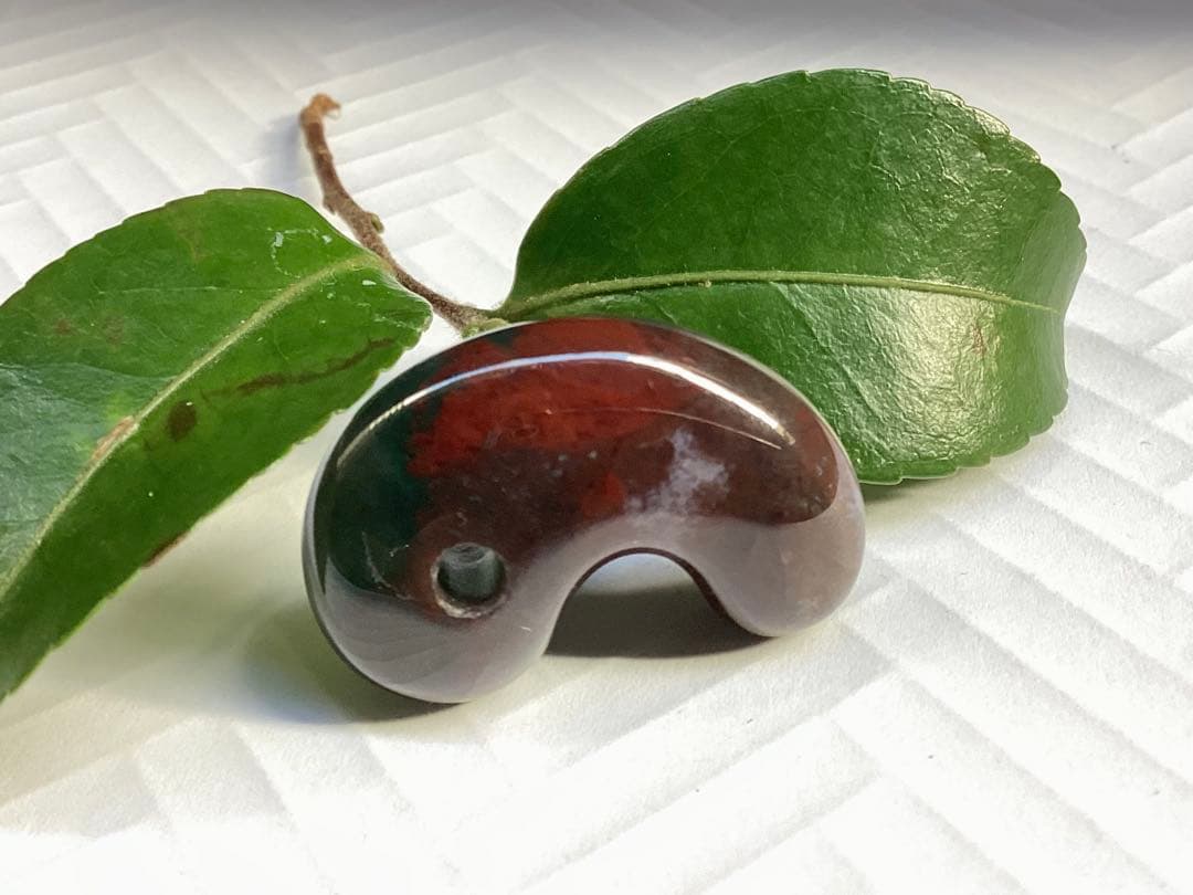 ✳出雲勾玉　1万個に1個しか無いレア勾玉‼️花仙山瑪瑙*芯部位の超極上色彩　鑑別書