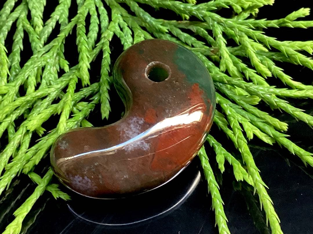 ✳出雲勾玉　1万個に1個しか無いレア勾玉‼️花仙山瑪瑙*芯部位の超極上色彩　鑑別書