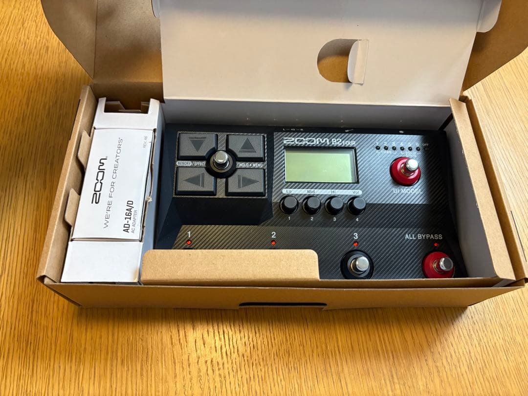 美品　ZOOM マルチエフェクター B2 FOUR ベースエフェクター　ズーム