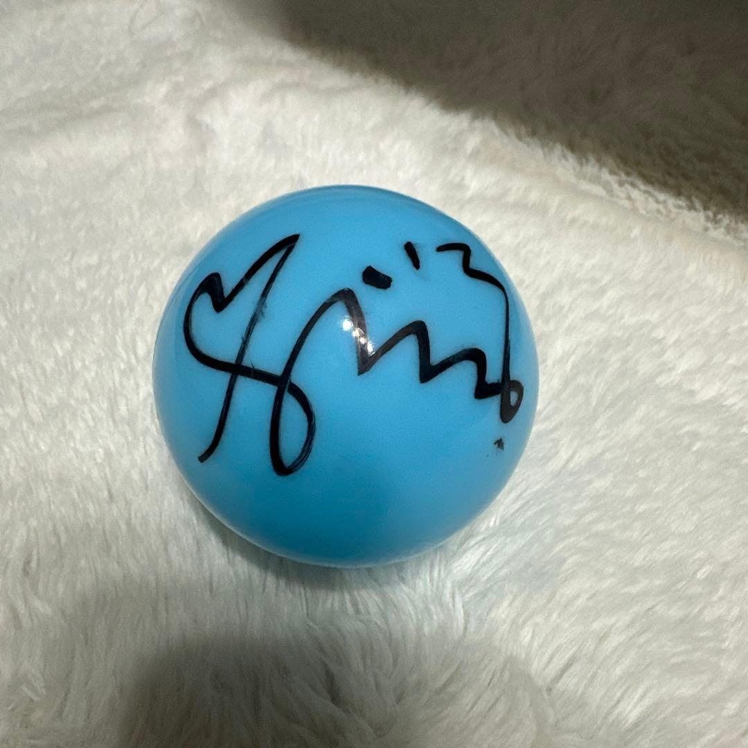 IVE 直筆サイン入りボール (イソ)