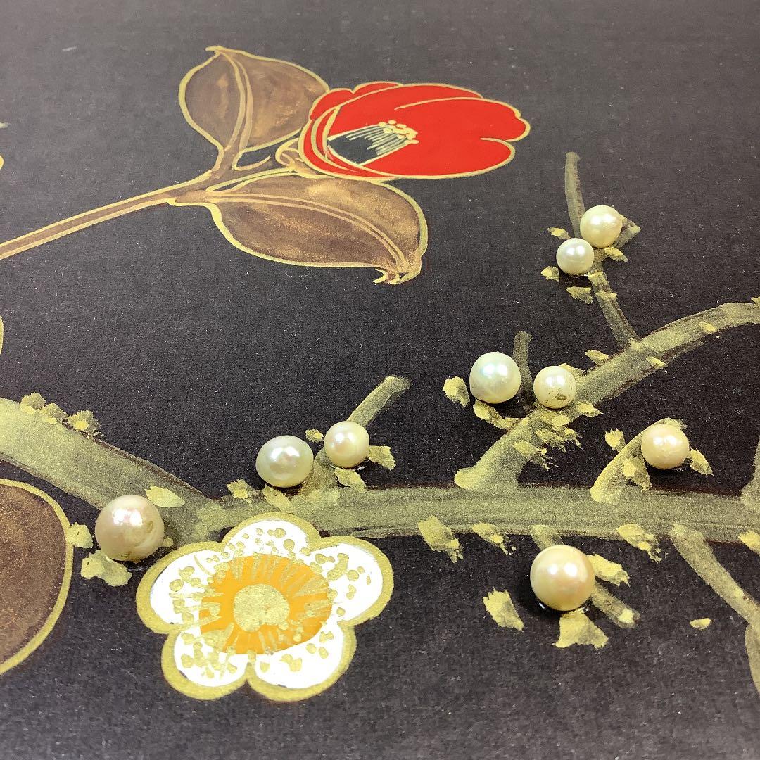 色紙　34個の天然真珠で飾られた　赤椿、白梅図