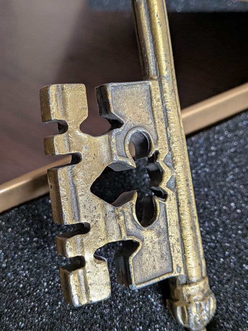 新品ベルサイユ宮殿の王室礼拝堂の鍵レプリカ　箱　ペーパーウエイト　美術館グッズ