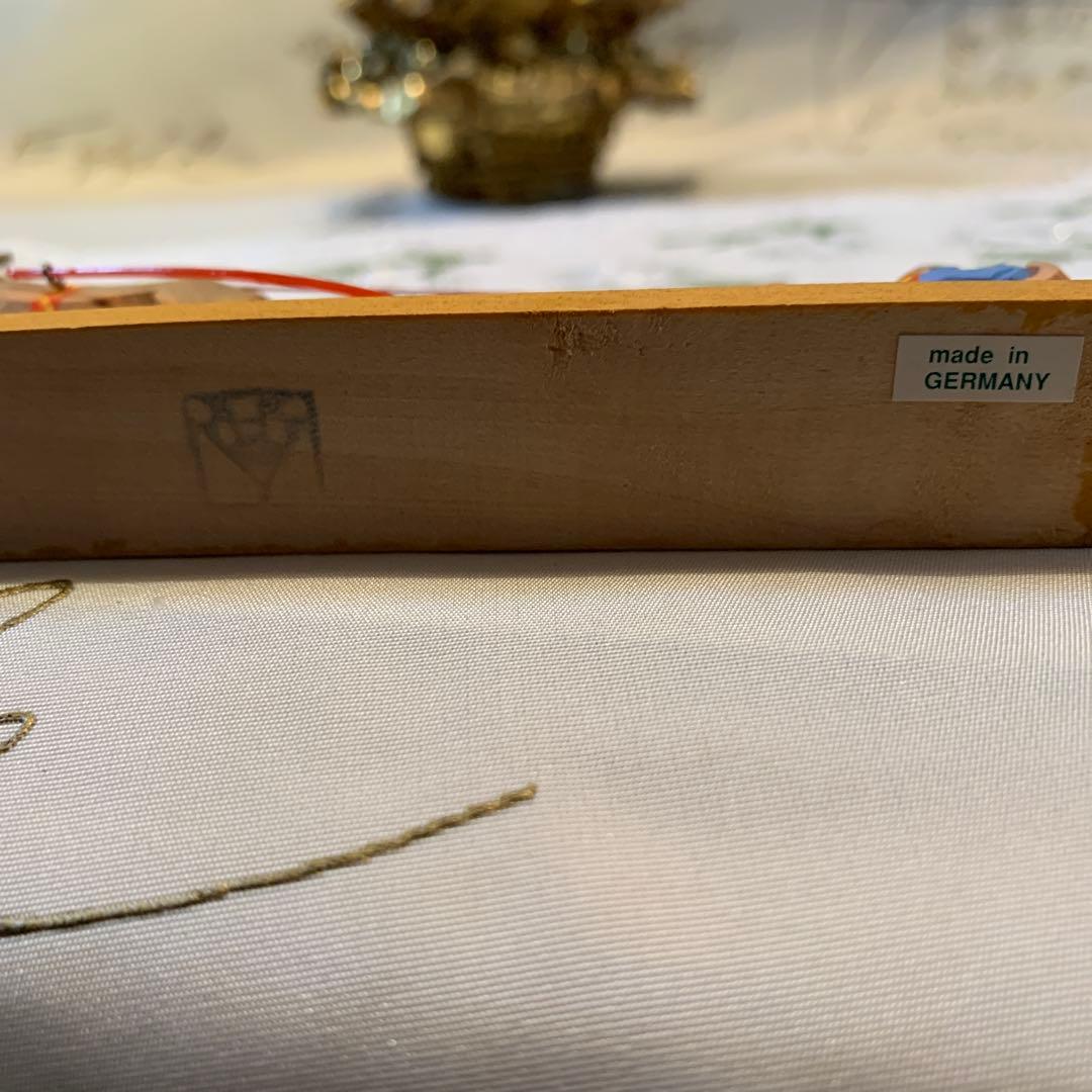 ドイツ製　木製人形　エルツ地方　ヘルビック工房のソリを引く男の子色合いが可愛い！