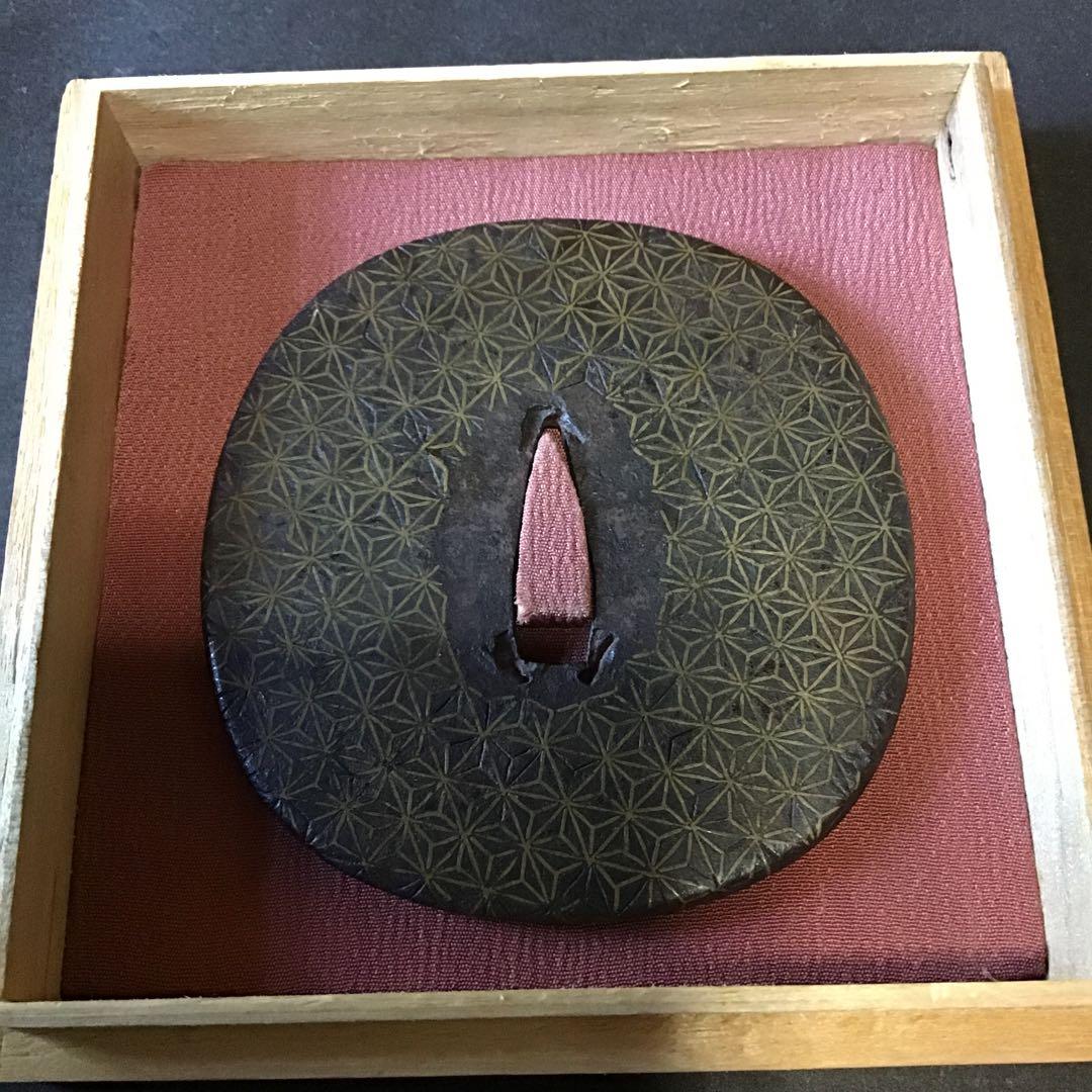 鉄地極細蜜象嵌「麻の葉」　江戸時代初期　　　　　　　書鍔箱