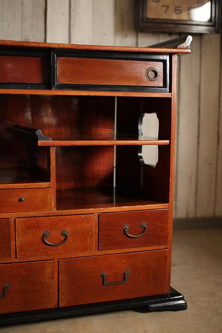 古い木製の茶箪笥　収納棚　小引き出し7杯