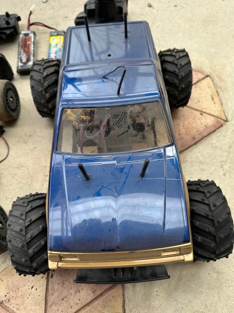 オフロードトラックラジコンカー　2台（タミヤ　他）　ジャンク品