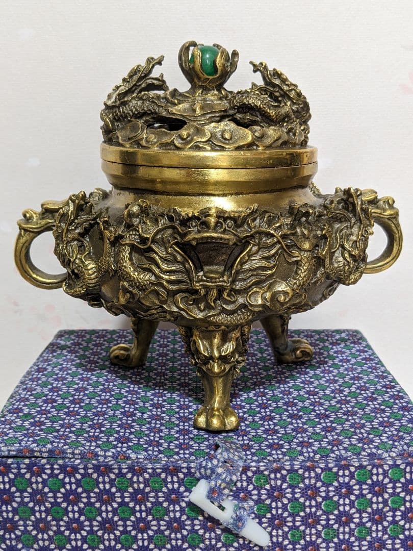 ♦中国 大明宣徳年製 蝋型細密 翡翠玉 龍文様 三足香炉 銅製 置物飾り 骨董品