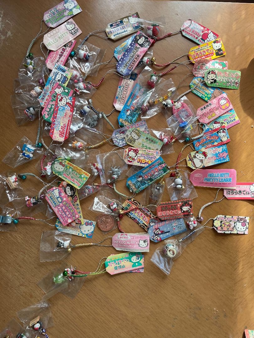 ハローキティ　ご当地ストラップ　まとめ売り　103個