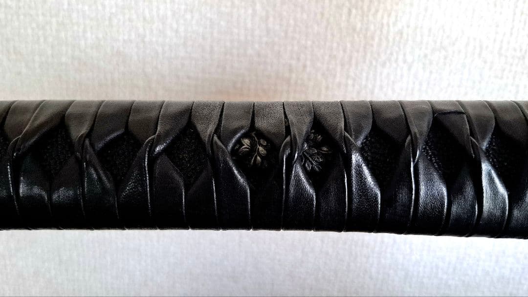 【高級居合刀】柄牛本革巻・鞘籐巻・二重刃紋　人気の2尺3寸5分、重さ鞘払851g