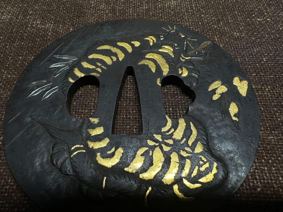 鉄地　鍔　つば　虎　金象嵌　骨董古美術