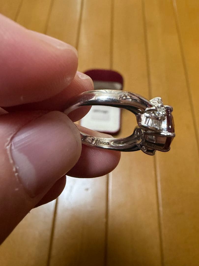 ルビー色 ストーン付きリング pt900