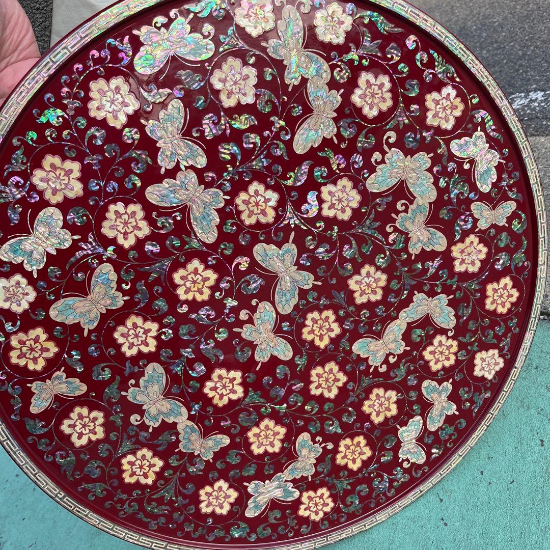 貝細工装飾の赤い漆器風工芸品