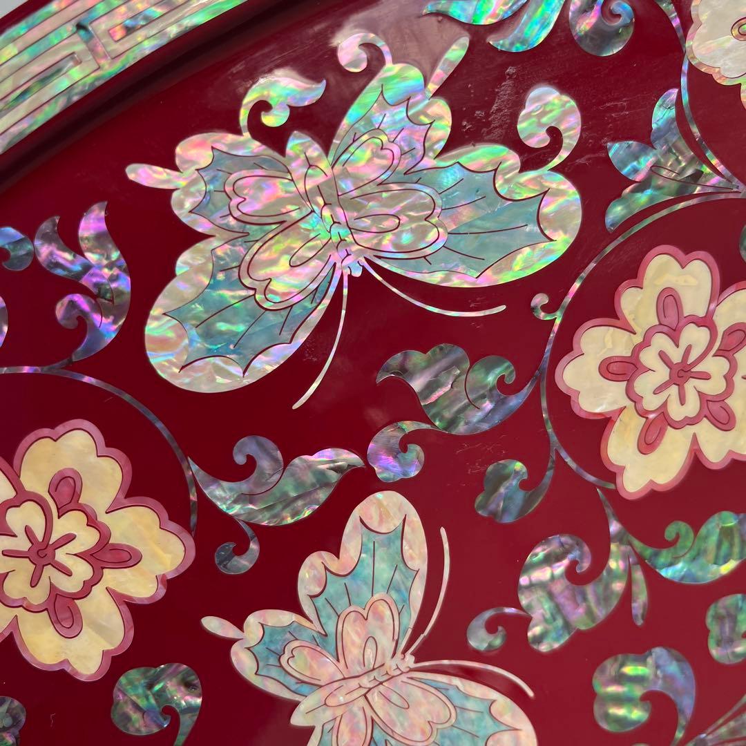 貝細工装飾の赤い漆器風工芸品