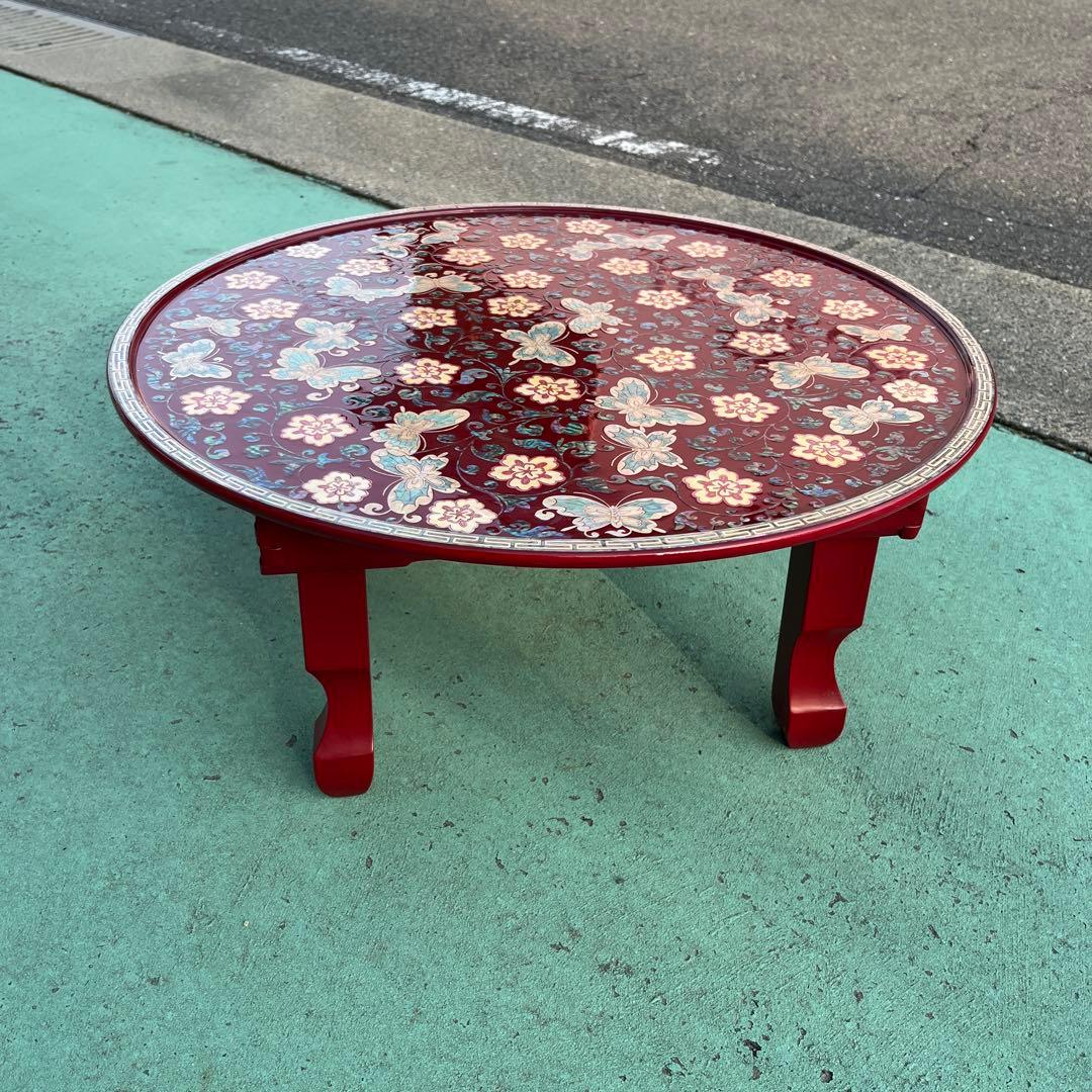 貝細工装飾の赤い漆器風工芸品