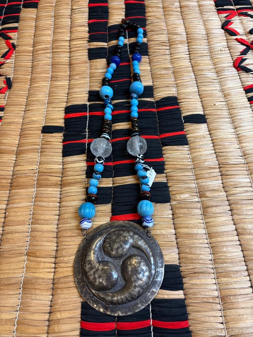 アイヌ　タマサイ　シトキ付き　三ツ巴紋　アイヌ玉　ガラス玉　蜻蛉玉