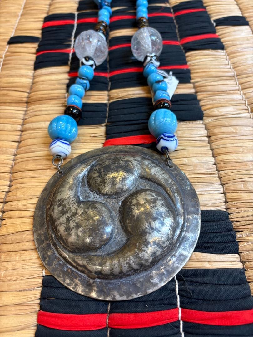 アイヌ　タマサイ　シトキ付き　三ツ巴紋　アイヌ玉　ガラス玉　蜻蛉玉