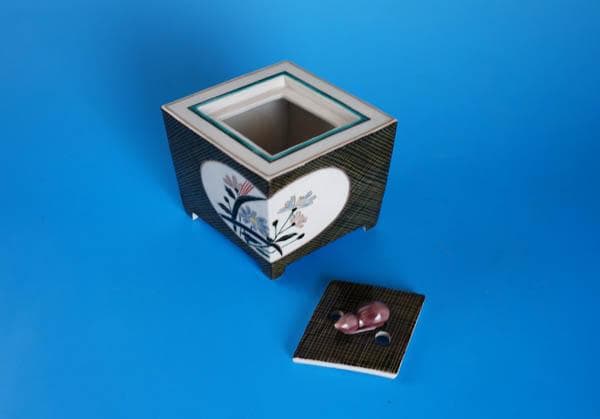 九谷焼　中村敬介　色絵　窓絵椿文　菱形香炉　香炉　茶道具　香道具　共箱 2443