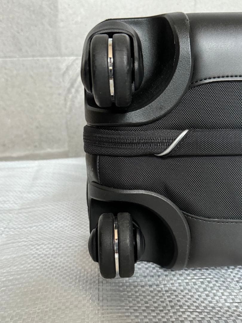 TUMI コンパクト・4ウィール・ブリーフ