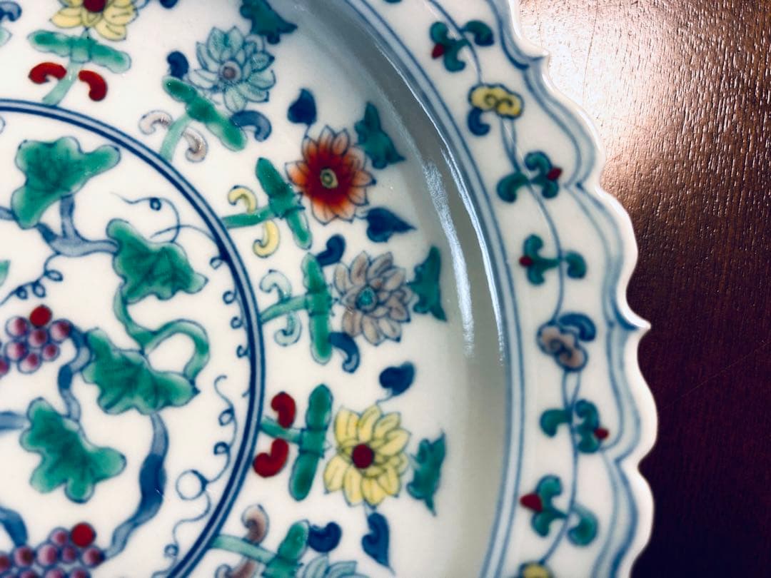 中国陶磁器 中国美術 清朝時代 　成化年製　粉彩豆彩色絵葡萄文盤皿　　優品美品