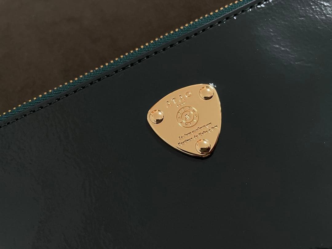 極美品ATAO スマホショルダーバック　アミュレット　ダークグリーン　ゴールド