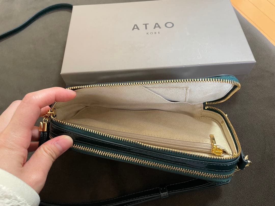 極美品ATAO スマホショルダーバック　アミュレット　ダークグリーン　ゴールド
