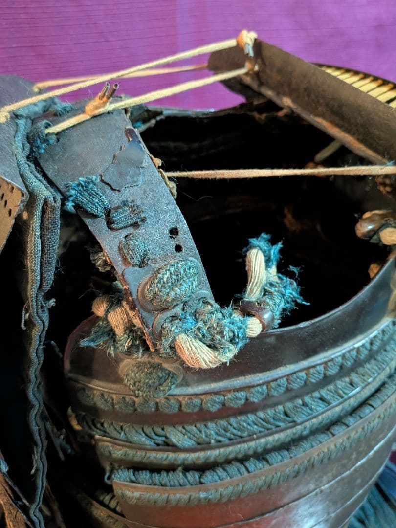 戦国末期〜江戸時代中期頃時代本歌武家着用実戦鎧凄まじい迫力鉄地鎧胴袖鎧櫃付当時物