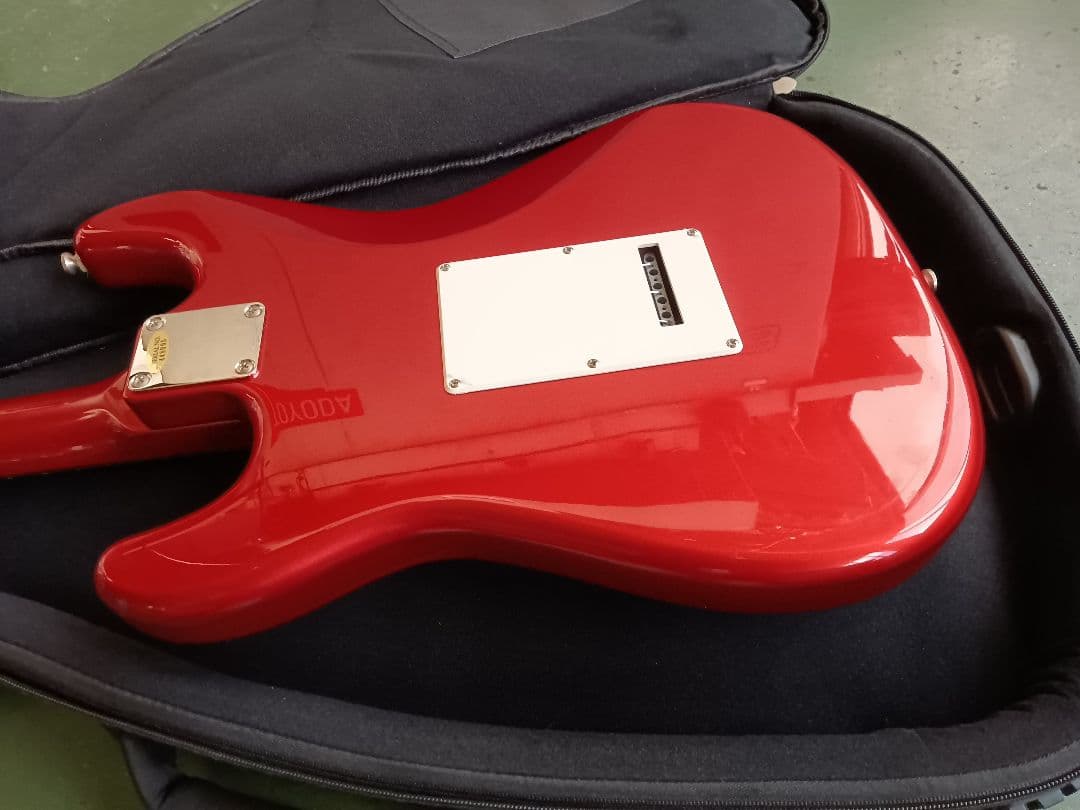 ストラトタイプ　 マッチングヘッド メタリックレッド　汎用ソフトケース付き