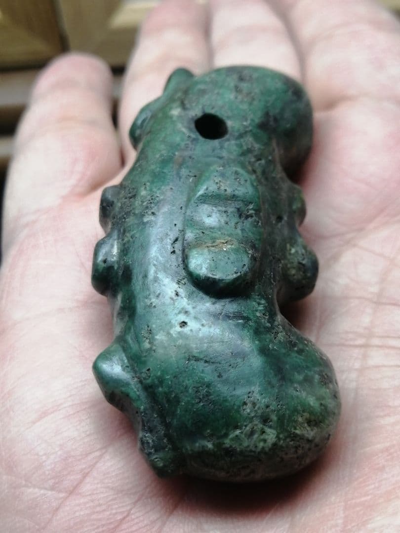 ★古墳期『蛇紋子持勾玉』出土品。大型勾玉　7.0cm　蛇紋石　凄い迫力があります