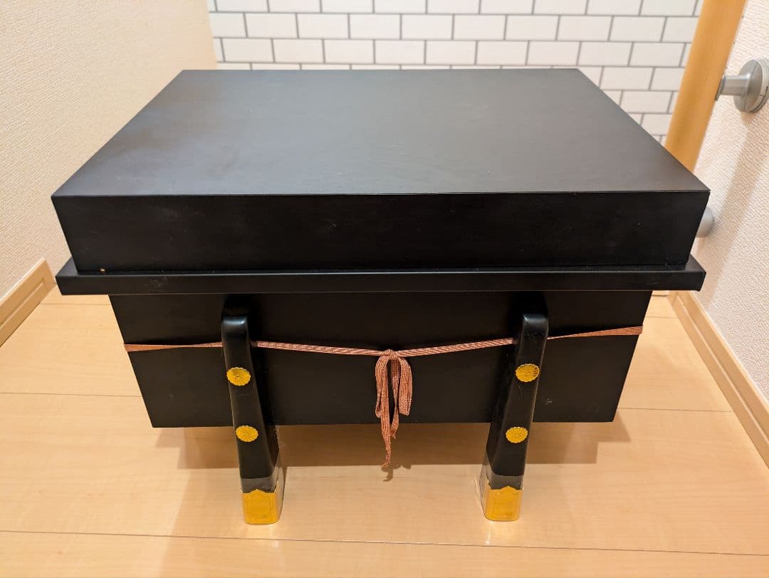 伝統的な武士の兜と獅子像のセット