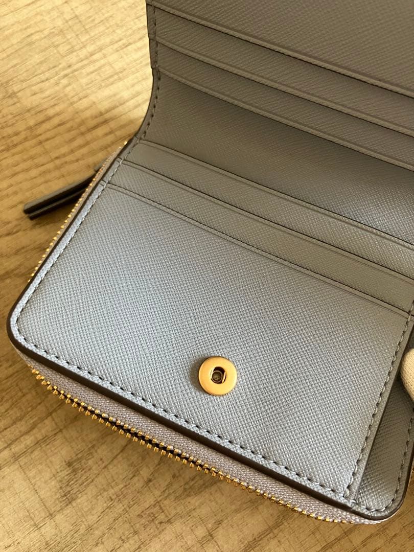 新品保管品　トリーバーチ　二つ折り財布　水色