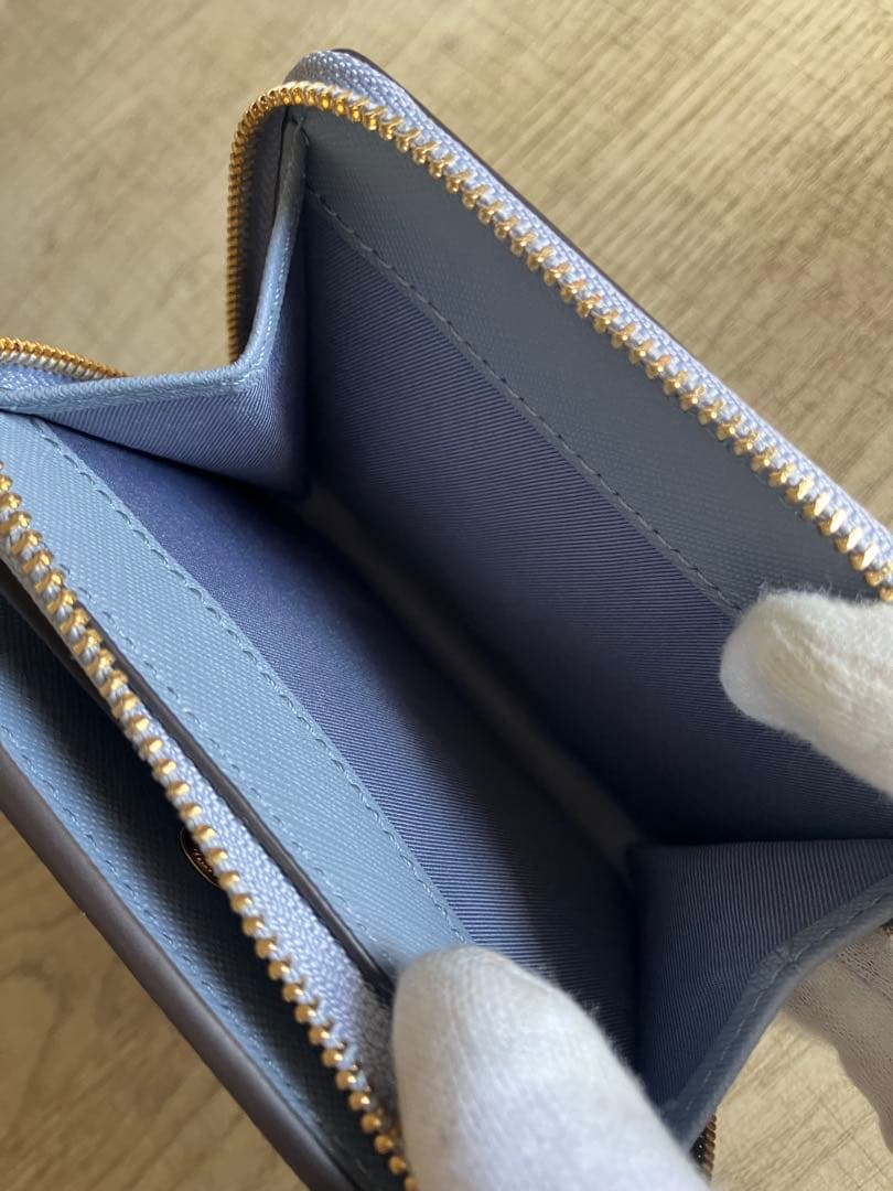 新品保管品　トリーバーチ　二つ折り財布　水色