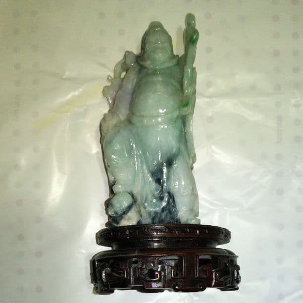 ヒスイの彫り神像