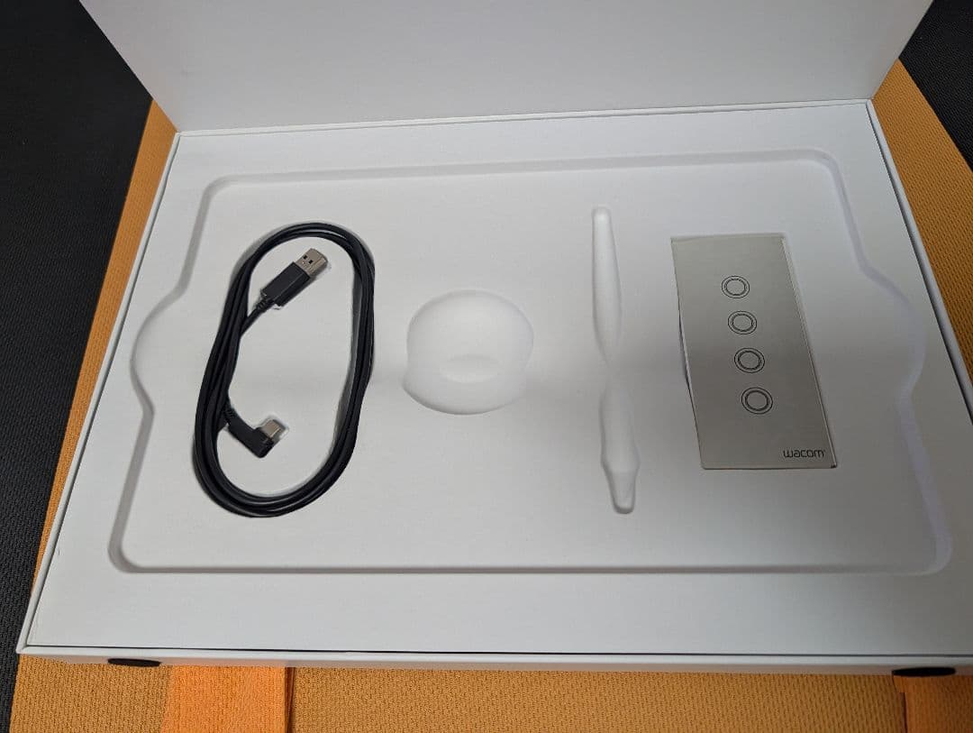 Wacom Intuos Pro ペンタブレット 本体 PTH-660/K0