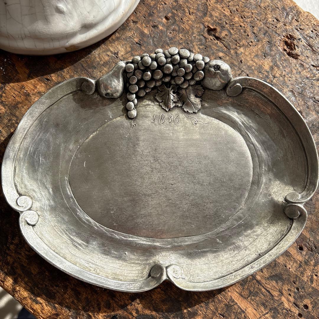 《アンティーク 》ぶどう装飾 錫プレート （1816年製？）