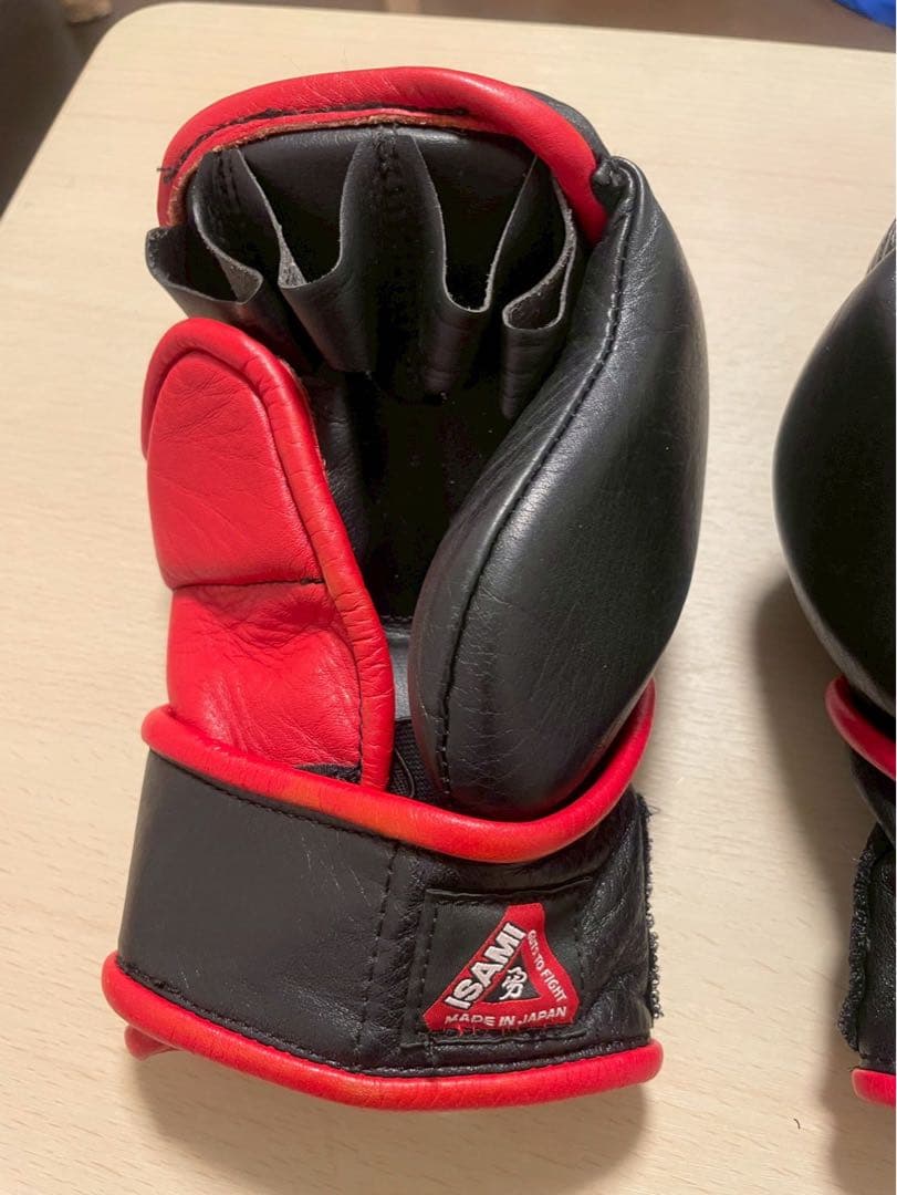 ISAMI ボクシンググローブ 黒 赤 サイズF