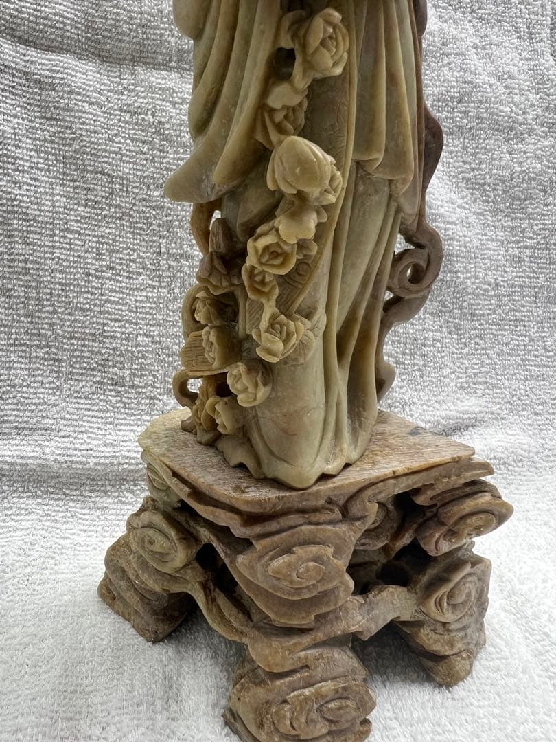 天然石　手彫り彫刻　花灯篭を持つ女性像　置物　中国美術品