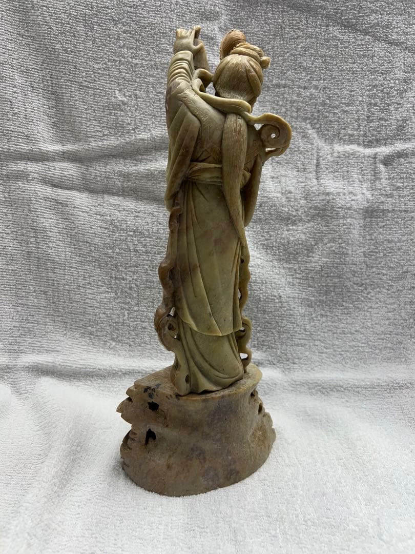 天然石　手彫り彫刻　花灯篭を持つ女性像　置物　中国美術品