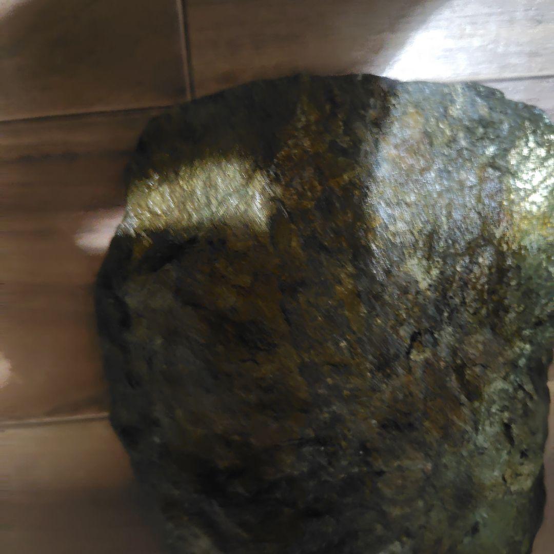 光沢のある黒と緑の石