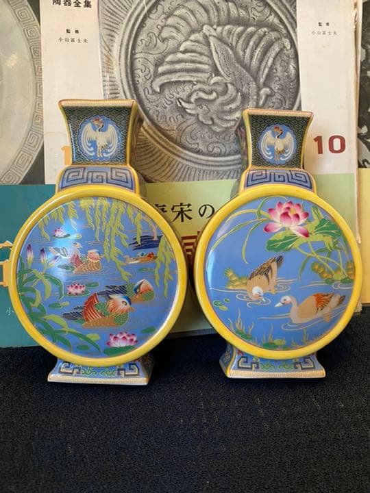 乾隆年製款、花鳥花紋扁瓶一对、二つ、箱付き